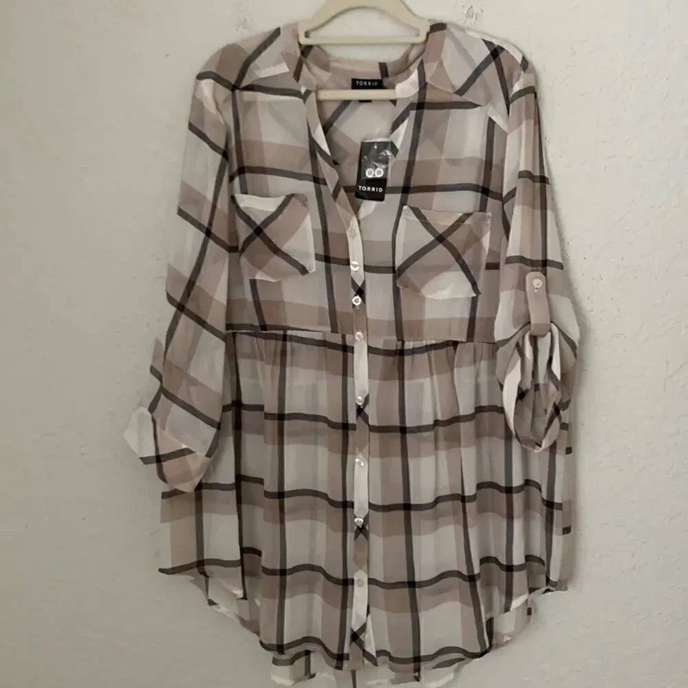 NWT Torrid Plaid V-Neck 3/4 sleeve Roll Tab Button Up Blouse Size 1X